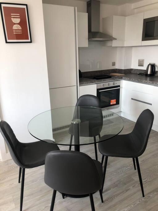 3 Bedroom Apartment Free Parking Manchester Exterior foto
